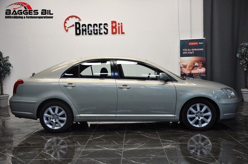 Ljusgrön Begagnad 2004 Toyota Avensis Halvkombi | 45 900 kr (Marknadspris) - Bild 1/4