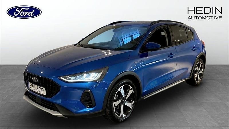 Blå Begagnad 2023 Ford Focus Active Halvkombi | 199 000 kr (Marknadspris) - Bild 1/4