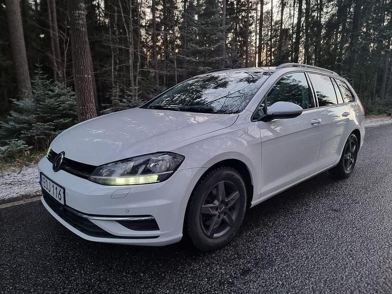 Vit Begagnad 2018 VW Golf VII S Kombi | 119 900 kr (Bra pris) - Bild 1/4