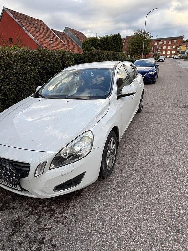 Vit Begagnad 2012 Volvo V60 Momentum Kombi | 68 000 kr (Bra pris) - Bild 1/4