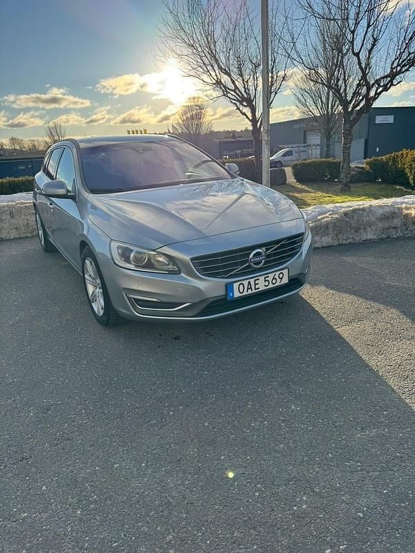 Silver Begagnad 2014 Volvo V60 Kombi | 90 000 kr - Bild 1/3