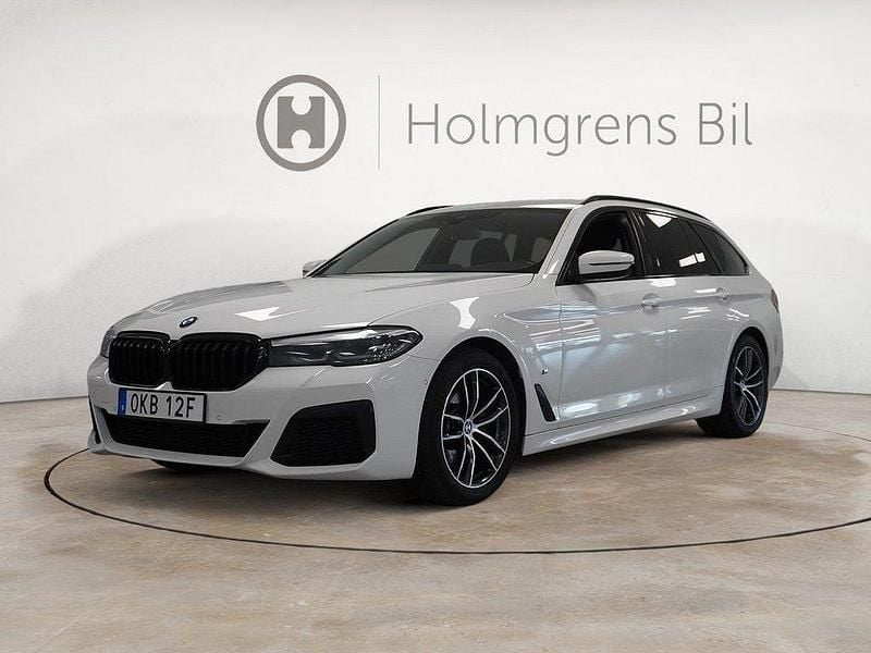 Vit Begagnad 2020 BMW 520 M Sport Kombi | 279 800 kr (Marknadspris) - Bild 1/4
