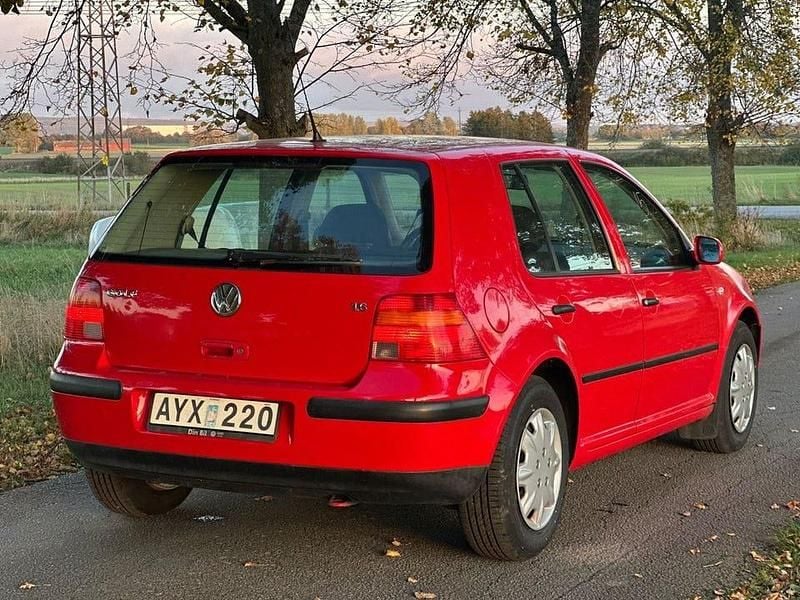 Begagnad VW Golf IV Trendline 101 HK (74 kW) 1998 Röd Halvkombi