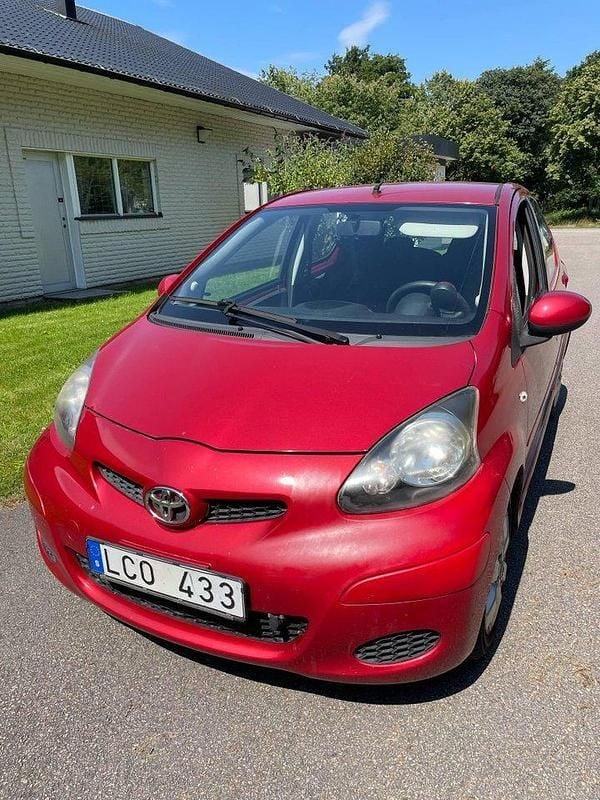 Röd Begagnad 2010 Toyota Aygo Halvkombi | 25 900 kr (Marknadspris) - Bild 1/3
