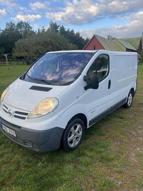 Vit Begagnad 2007 Nissan Primastar Minibuss | 18 000 kr (Marknadspris) - Bild 1/4