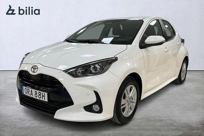 Vit Begagnad 2025 Toyota Yaris Hybrid Active Halvkombi | 244 900 kr (Marknadspris) - Bild 1/4
