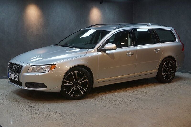 Ljusgrå Begagnad 2012 Volvo V70 Momentum Kombi | 99 900 kr (Marknadspris) - Bild 1/4