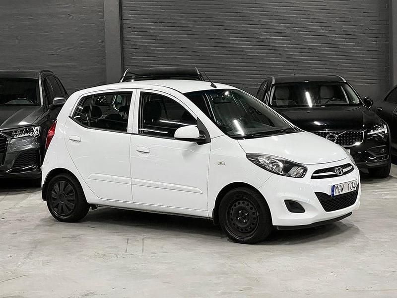 Vit (vit metallic) Begagnad 2012 Hyundai i10 Premium Halvkombi | 39 900 kr (Marknadspris) - Bild 1/4