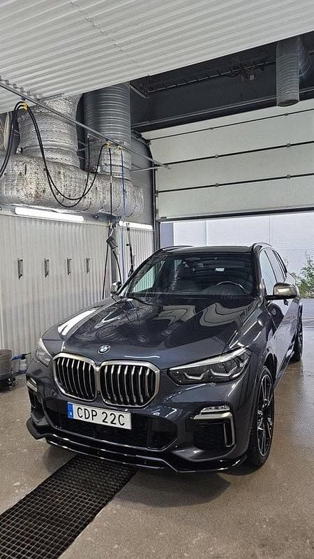 Grå Begagnad 2020 BMW X5 SUV | 729 000 kr (Marknadspris) - Bild 1/4