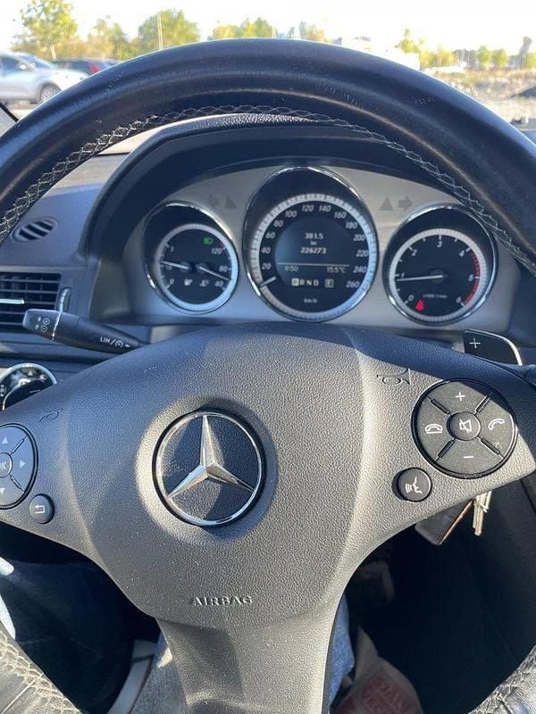 Grå Begagnad 2011 Mercedes C220 Sedan | 95 000 kr (Marknadspris) - Bild 1/4
