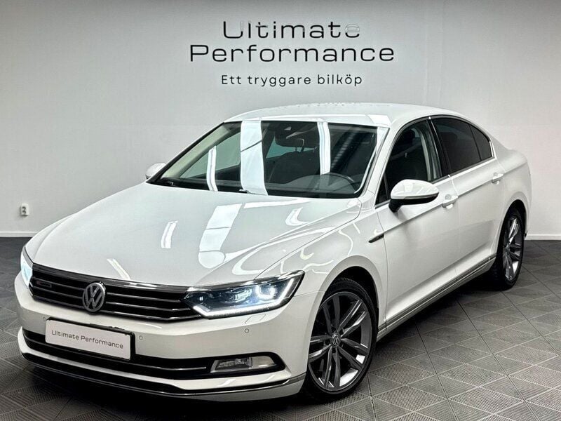 Vit Begagnad 2016 VW Passat GTS Sedan | 179 000 kr (Bra pris) - Bild 1/4