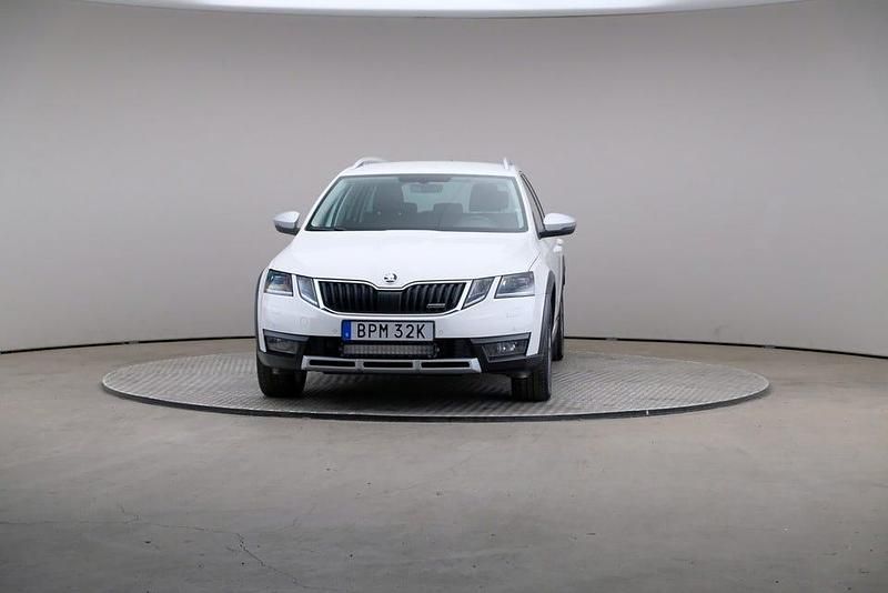 Begagnad Skoda Octavia Scout Business Line 184 HK (135 kW) 2019 Vit Kombi