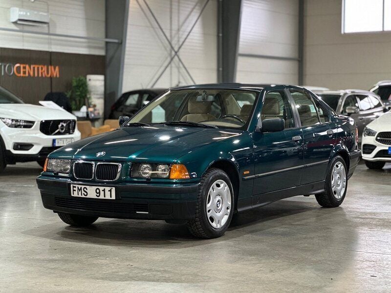 Mörkgrön Begagnad 1998 BMW 318 Sedan | 89 900 kr - Bild 1/4
