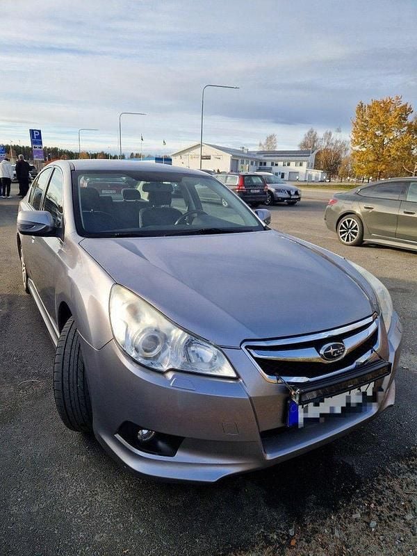 Silver Begagnad 2011 Subaru Legacy Sedan | 95 000 kr (Bra pris) - Bild 1/4