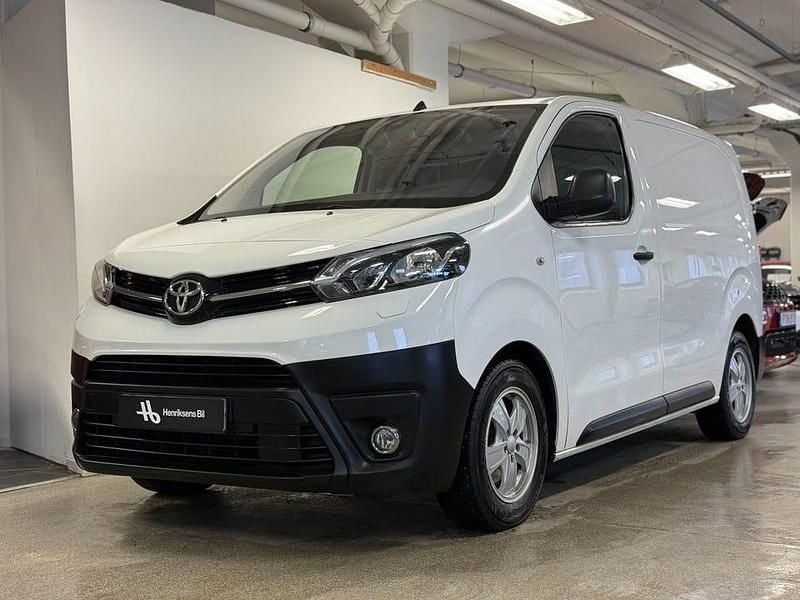 Vit Begagnad 2017 Toyota Proace Van | 129 900 kr (Marknadspris) - Bild 1/4
