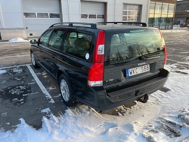 Begagnad Volvo V70 140 HK (102 kW) 2005 Grön metallic Kombi