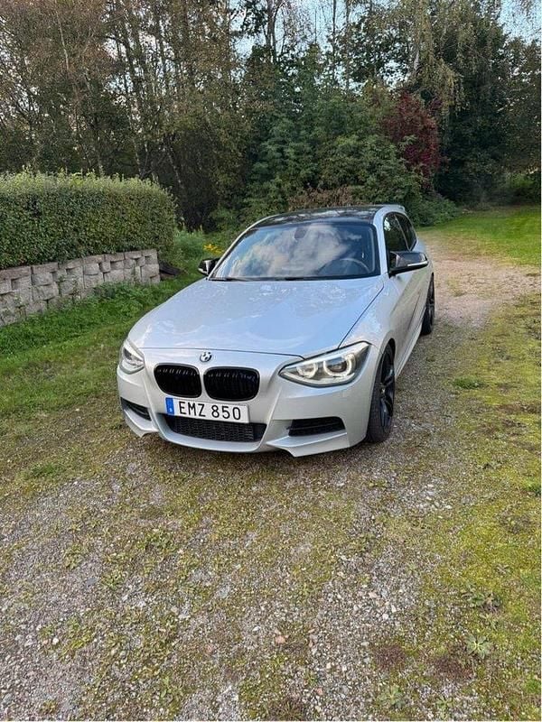 Silver Begagnad 2013 BMW M135 Halvkombi | 220 000 kr (Bra pris) - Bild 1/4
