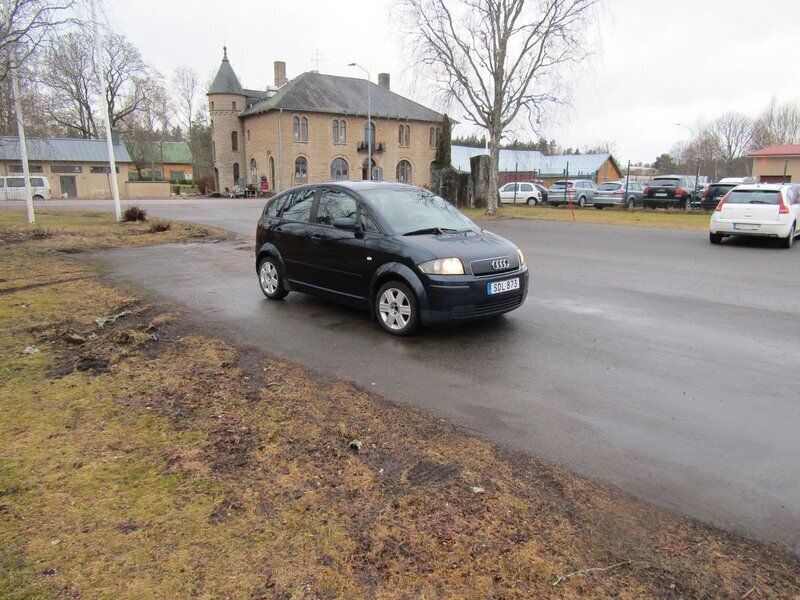 Mörkblå Begagnad 2000 Audi A2 Halvkombi | 34 000 kr (Lite dyr) - Bild 1/4