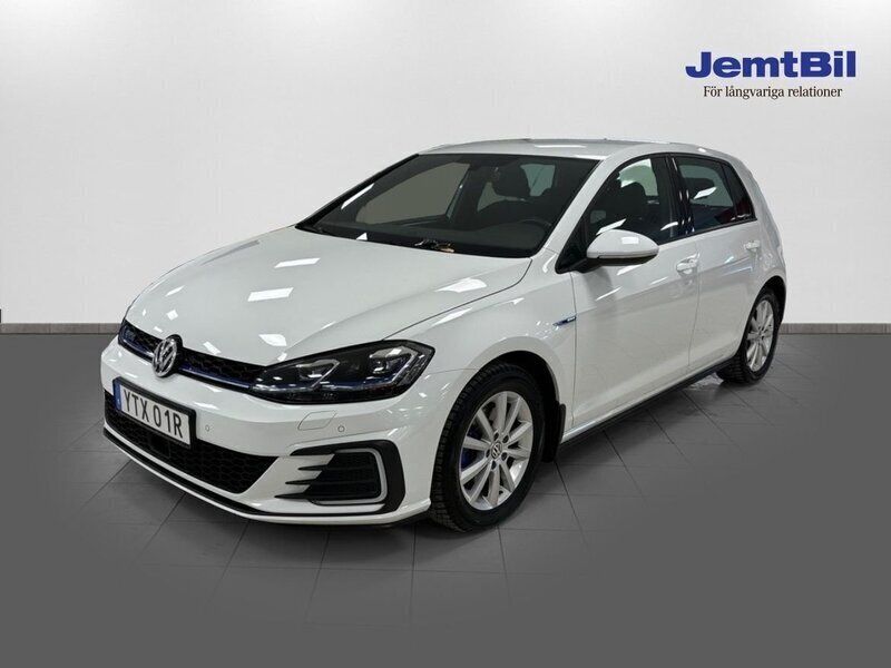 Vit Begagnad 2020 VW Golf VIII GTE Halvkombi | 229 000 kr (Marknadspris) - Bild 1/3