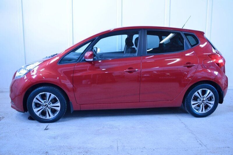 Röd Begagnad 2016 Kia Venga Comfort Halvkombi | 69 900 kr (Marknadspris) - Bild 1/4