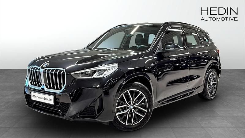 Svart Begagnad 2025 BMW X1 Shadowline SUV | 459 800 kr (Dyr) - Bild 1/4