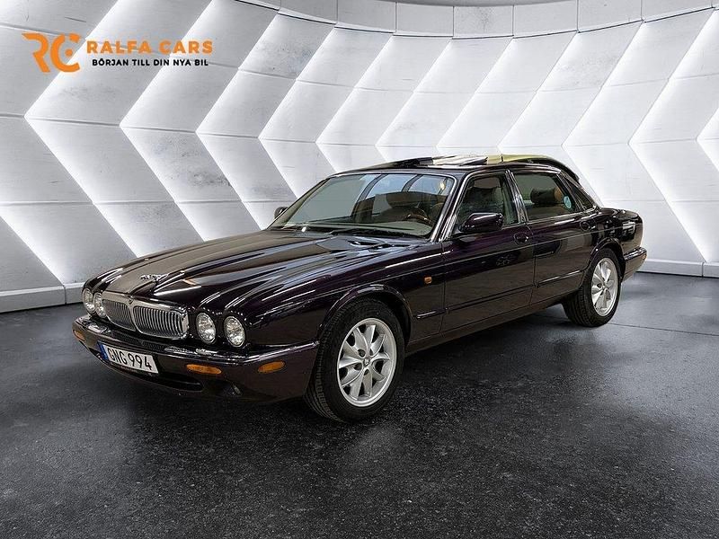 Mörkröd Begagnad 1998 Jaguar XJ Sovereign Sedan | 99 000 kr - Bild 1/3