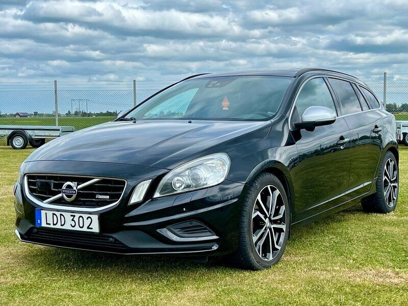 Svart Begagnad 2013 Volvo V60 R-Design Kombi | 124 900 kr (Marknadspris) - Bild 1/4
