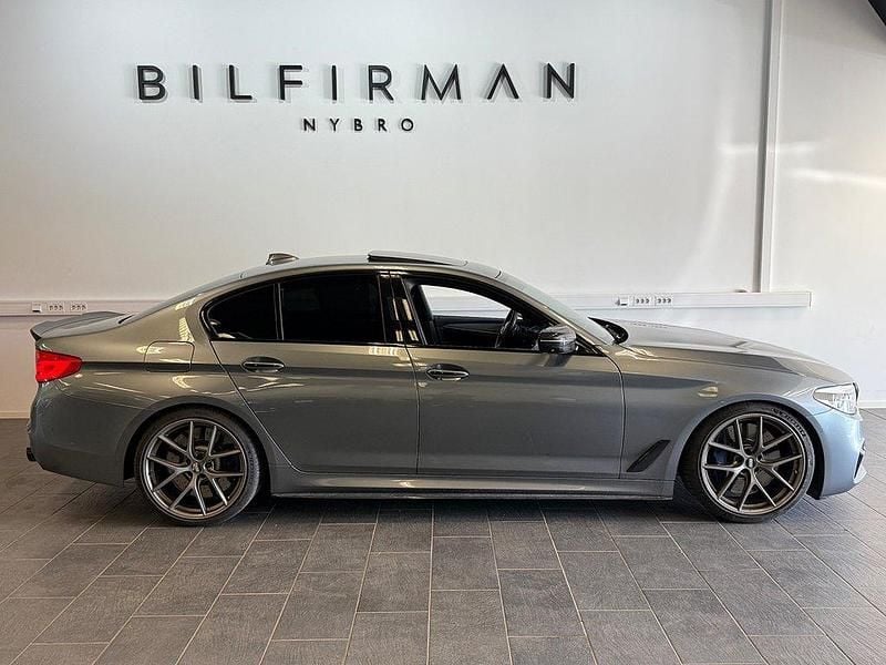 Blå Begagnad 2017 BMW M550 Sedan | 349 900 kr (Bra pris) - Bild 1/4