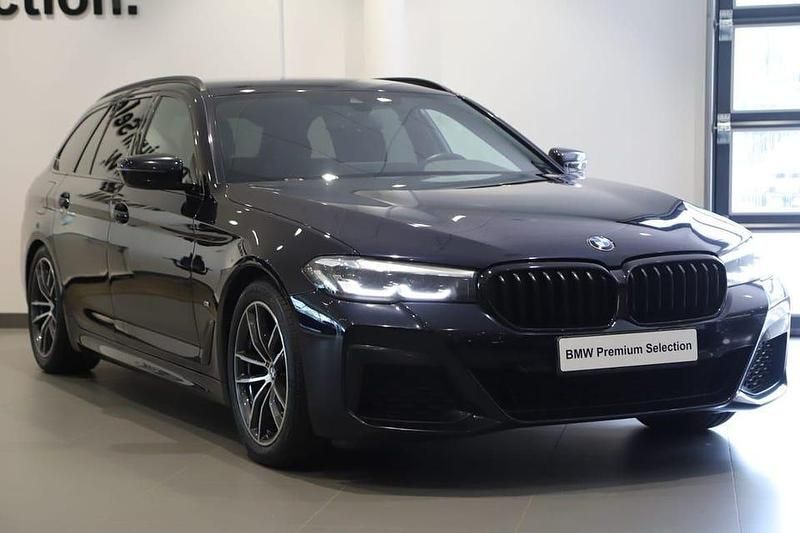 Svart Begagnad 2022 BMW 520 M Sport Kombi | 339 000 kr (Marknadspris) - Bild 1/3