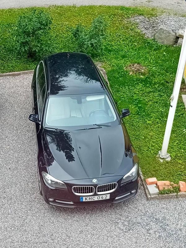 Svart Begagnad 2016 BMW 520 Kombi | 115 000 kr (Superpris) - Bild 1/4