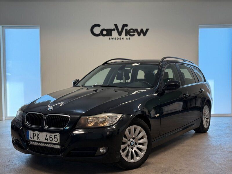 Svart Begagnad 2009 BMW 318 Comfort Edition Kombi | 66 900 kr (Marknadspris) - Bild 1/4