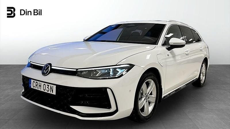 Begagnad VW Passat R-line 177 HK (130 kW) 2025 Pure white Kombi