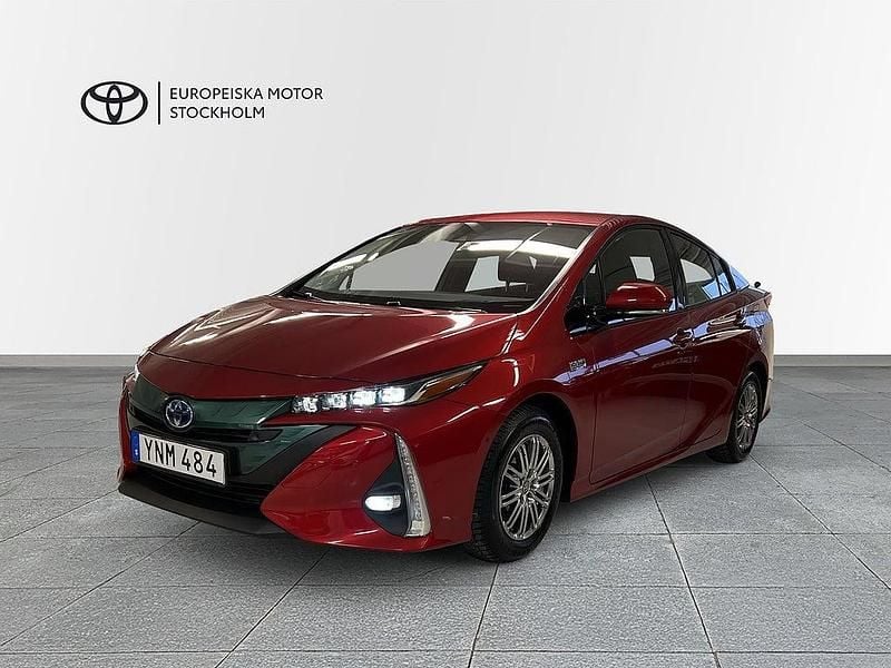 Röd Begagnad 2018 Toyota Prius Plug-in Hybrid Executive Halvkombi | 209 800 kr (Marknadspris) - Bild 1/4