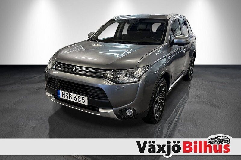 Grå Begagnad 2015 Mitsubishi Outlander P-HEV SUV | 114 900 kr (Marknadspris) - Bild 1/4