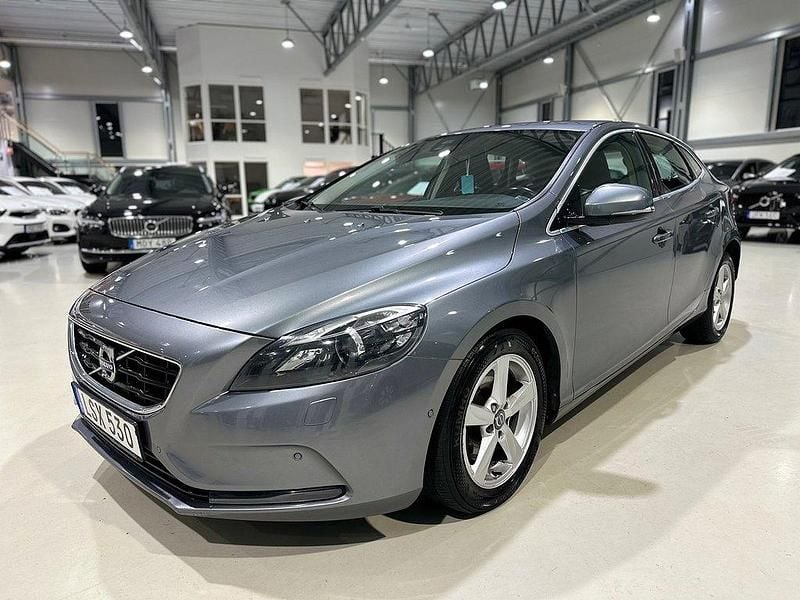 Grå Begagnad 2015 Volvo V40 Kombi | 124 900 kr (Marknadspris) - Bild 1/4