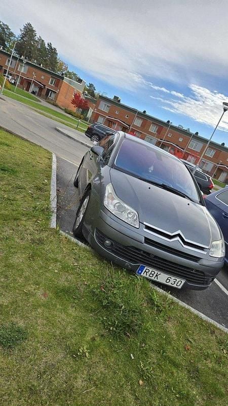 Grå Begagnad 2008 Citroën C4 Halvkombi | 36 000 kr (Marknadspris) - Bild 1/4