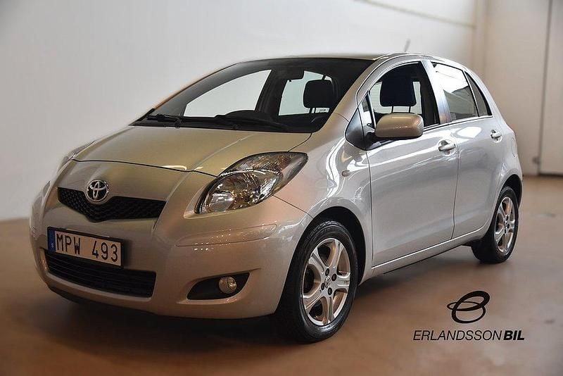 Silver Begagnad 2010 Toyota Yaris Halvkombi | 65 900 kr (Marknadspris) - Bild 1/4