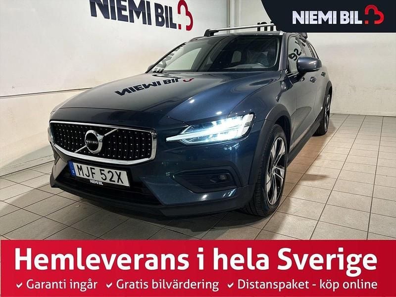 Mörkblå Begagnad 2021 Volvo V60 CC Kombi | 289 900 kr (Marknadspris) - Bild 1/3