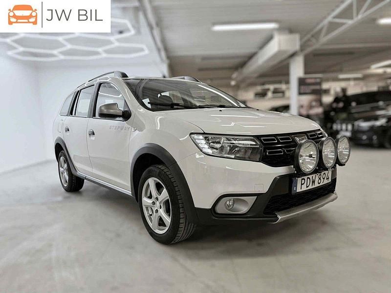 Vit Begagnad 2017 Dacia Logan MCV Stepway Kombi | 109 900 kr (Marknadspris) - Bild 1/4