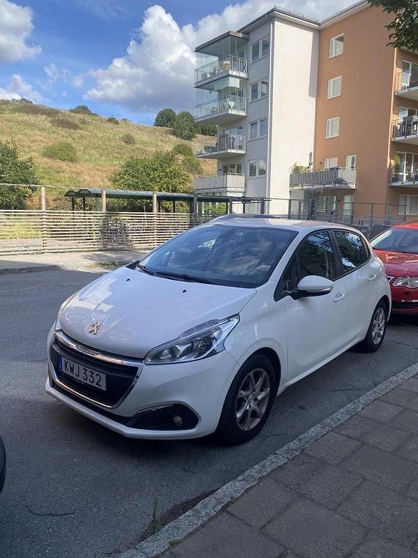 Vit Begagnad 2015 Peugeot 208 Halvkombi | 55 000 kr (Marknadspris) - Bild 1/4