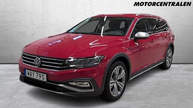 Röd Begagnad 2023 VW Passat Alltrack Kombi | 379 000 kr (Marknadspris) - Bild 1/4