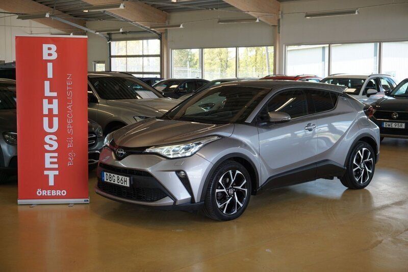 Mörkgrå (grå) Begagnad 2020 Toyota C-HR Edition SUV | 219 900 kr (Marknadspris) - Bild 1/4
