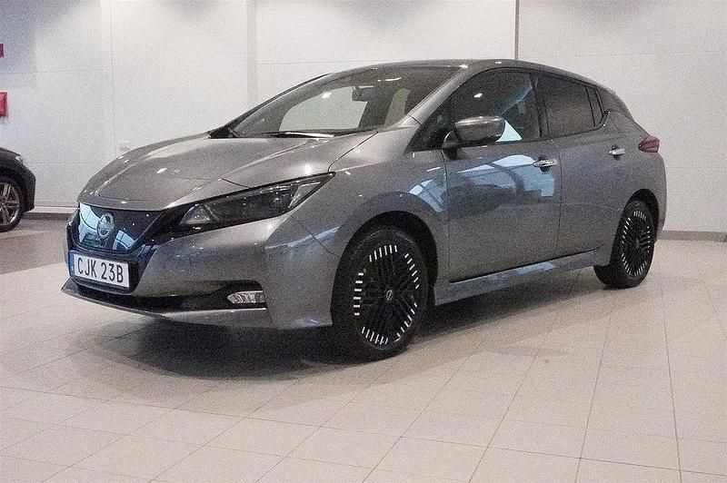 Grå Begagnad 2023 Nissan Leaf Acenta Halvkombi | 239 900 kr (Lite dyr) - Bild 1/4