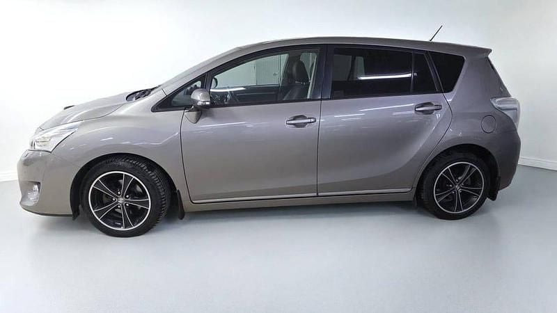 Begagnad Toyota Verso Executive 112 HK (82 kW) 2014 Brun Minibuss