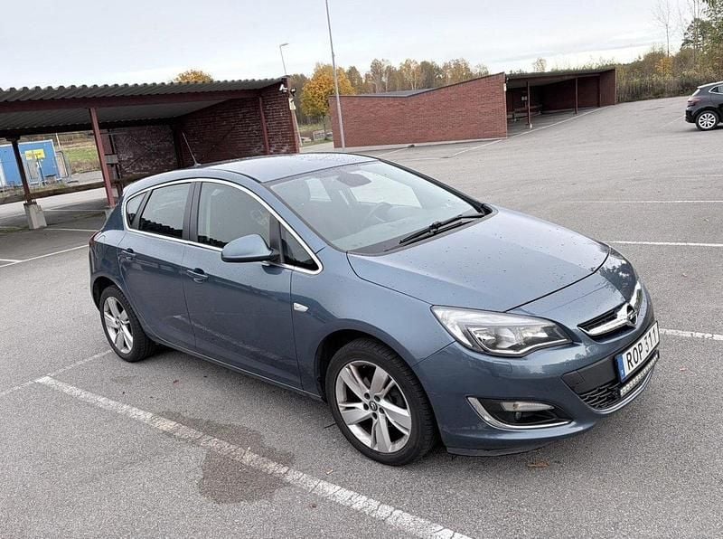 Blå Begagnad 2014 Opel Astra Sport Halvkombi | 71 000 kr (Marknadspris) - Bild 1/4