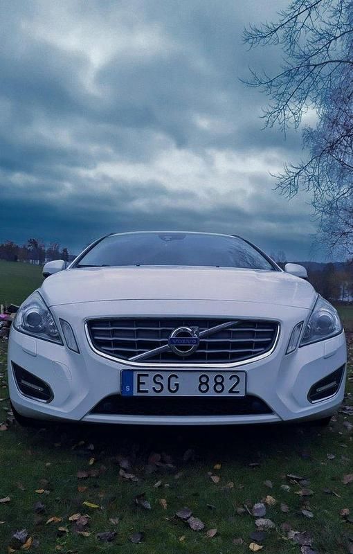 Vit Begagnad 2012 Volvo V60 Momentum Kombi | 79 000 kr (Bra pris) - Bild 1/4