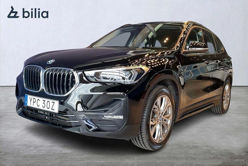 Svart Begagnad 2021 BMW X1 Sport Line SUV | 329 900 kr (Marknadspris) - Bild 1/3