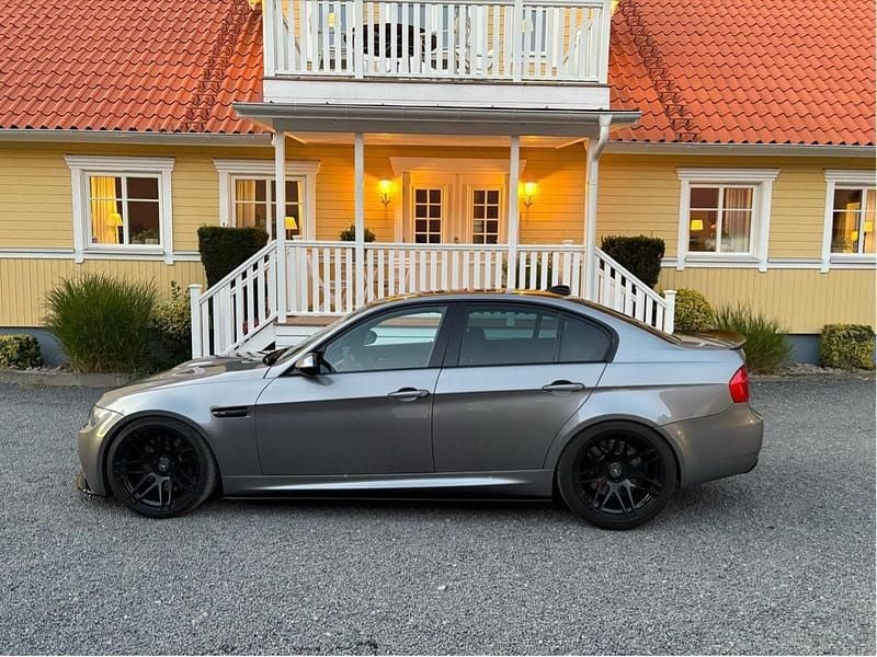 Grå Begagnad 2009 BMW M3 Sedan | 489 000 kr (Marknadspris) - Bild 1/4