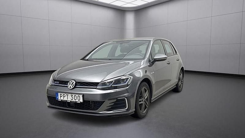 Mörkgrå Begagnad 2017 VW Golf VII GTE Halvkombi | 187 900 kr (Marknadspris) - Bild 1/4