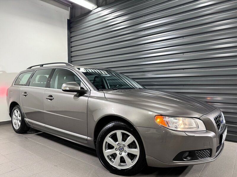 Grå Begagnad 2010 Volvo V70 Kombi | 84 900 kr (Lite dyr) - Bild 1/4